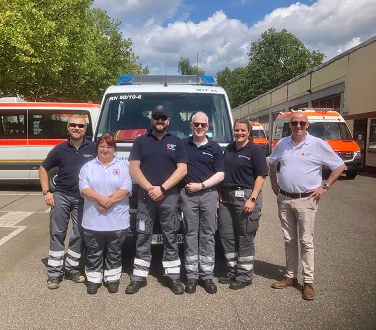 Gruppenbild mit DRK-Mitarbeitern