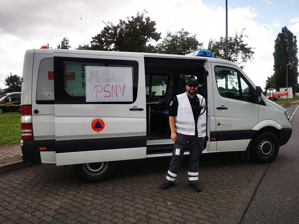 DRK-Fahrzeug mit einem Schild und der Aufschrift PSNV-Meldekopf
