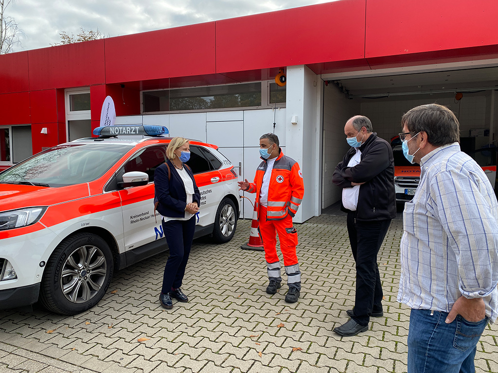 Hugo Groß mit Frau Staab und zwei weiteren DRK-Mitarbeitern vor der Wache