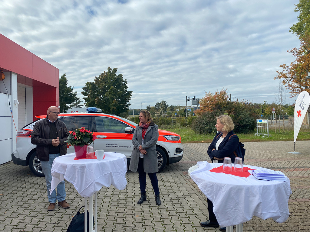 Jürgen Wiesbeck, Caroline Greiner und Christiane Staab an Stehtischen