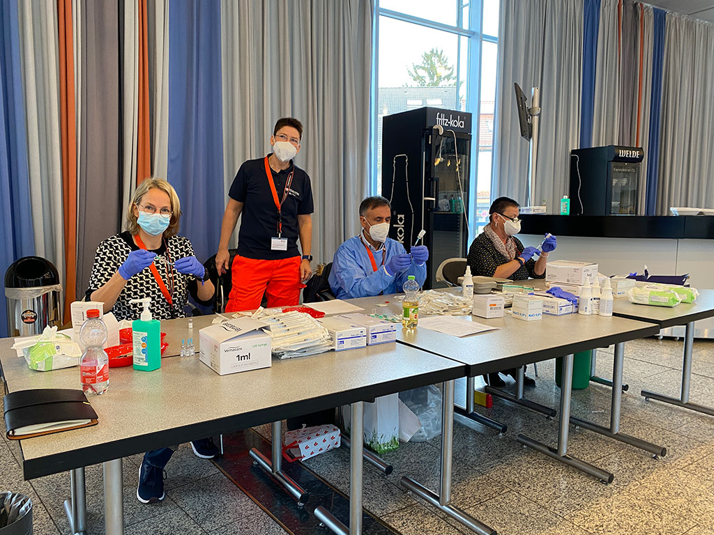 Ärzte bereiten Spritzen vor