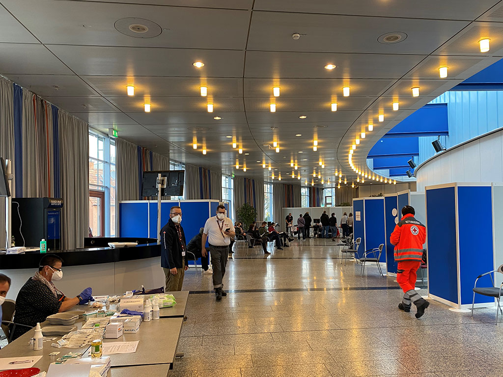 Blick in die Halle mit Impfkabinen und Wartebereich