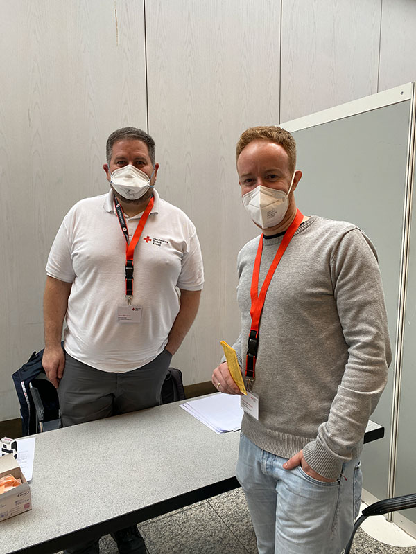 Felix Zurbrüggen und ein DRK-Kollege