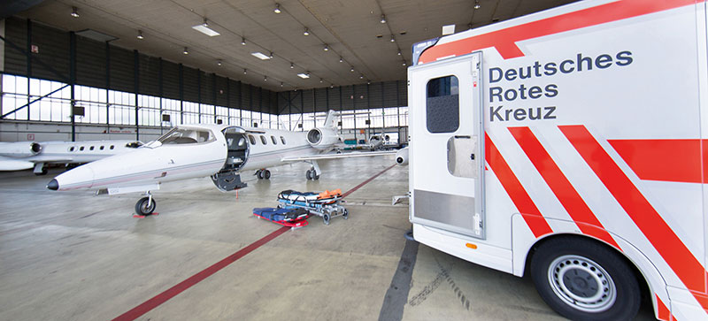 DRK-Fahrzeug im Flugzeug-Hangar