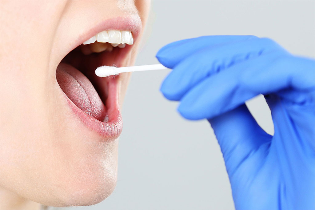 Eine Frau bekommt einen Corona Schnelltest