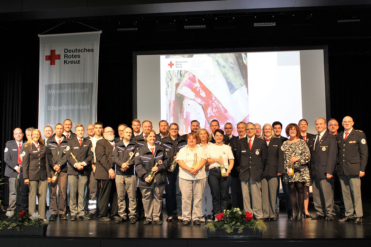 Gruppenbild der Geehrten auf der Bühne