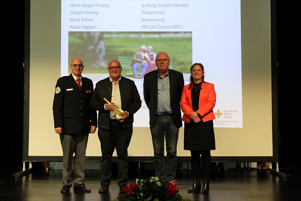 Caroline Falk und Jürgen Wiesbeckmit den Ruheständlern Hans-Jürgen Florenz und Rudolf Kern auf der Bühne