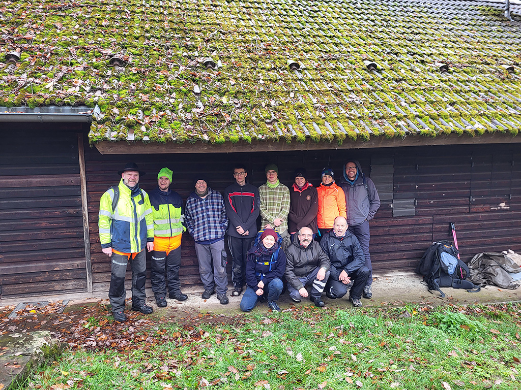 Gruppenbild der Teilnehmer und Kursleiter vor einer Hütte