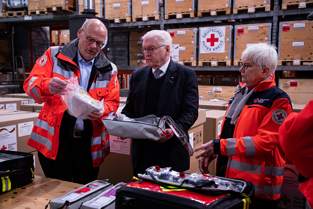 Bild größer ansehen Besuch von Bundespräsident Frank-Walter Steinmeier im Logistikzentrum des DRK am ehemaligen Flughafen Schönefeld bei Berlin. Es stehen hier u.a. Hilfsgüter für die Winterhilfe für die Ukraine bereit. Foto: Moritz Meyer / DRK