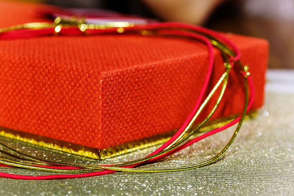 Bild größer ansehen verpacktes rotes Geschenk