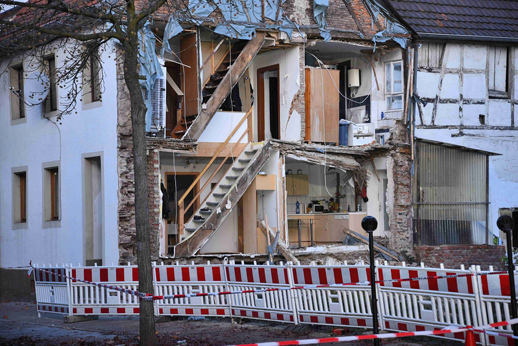 Bild größer ansehen Wohnhaus mit eingestürzter Hauswand