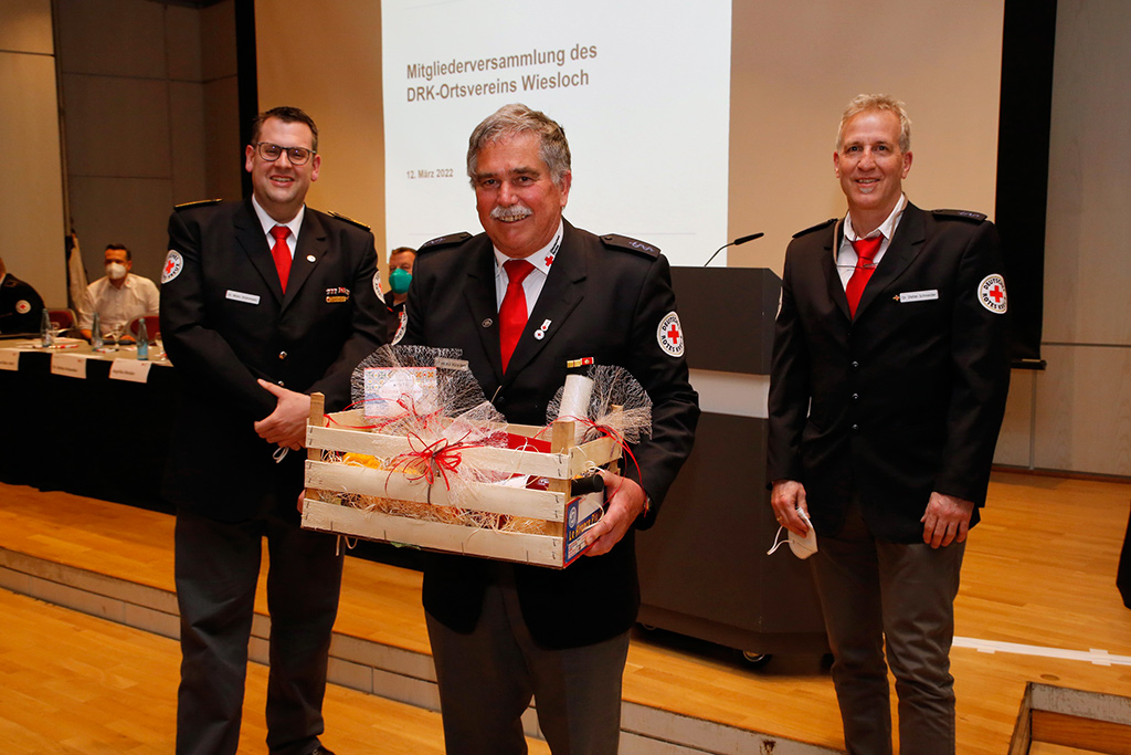 Bild größer ansehen Der neue Vorsitzende Dr. Mario Strammiello (links), der bisherige Vorsitzende Dr. Roland Münz-Berti mit einem Geschenkkorb und der 2. Vorsitzende Dr. Stefan Schneider (rechts).