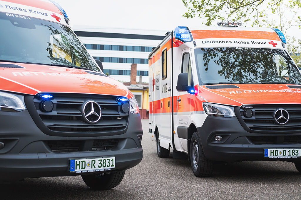 Zwei geparkte DRK Rettungsfahrzeuge