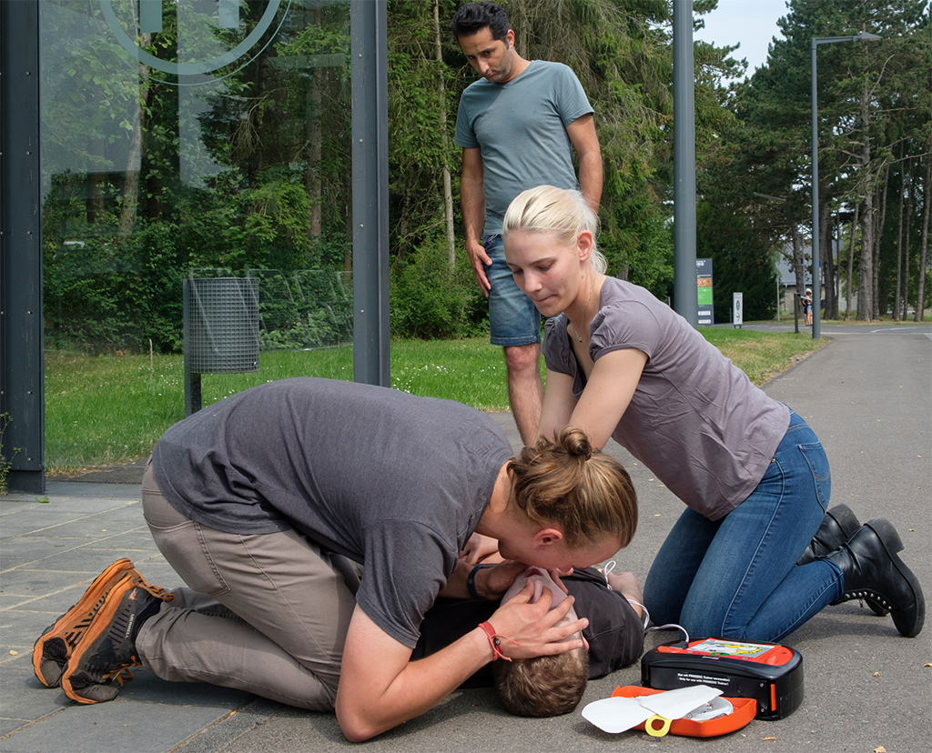 Bild größer ansehen Zwei Personen üben die Wiederbelebung an einer Person