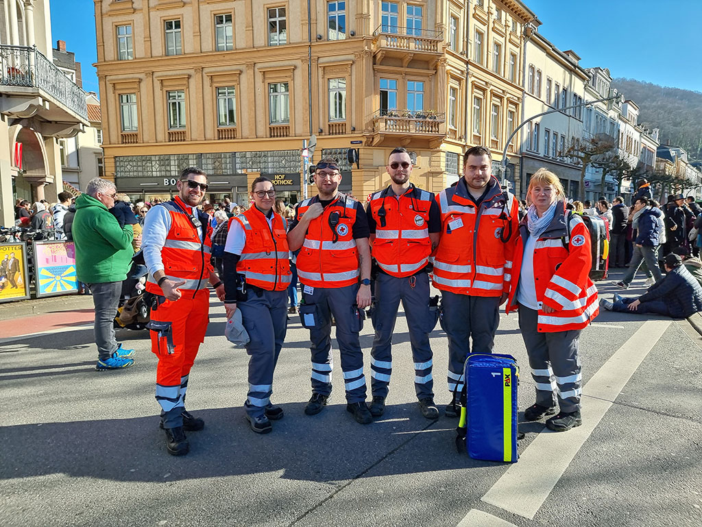 Gruppenbild 6 DRK-Einsatzkräfte beim Faschingsumzug