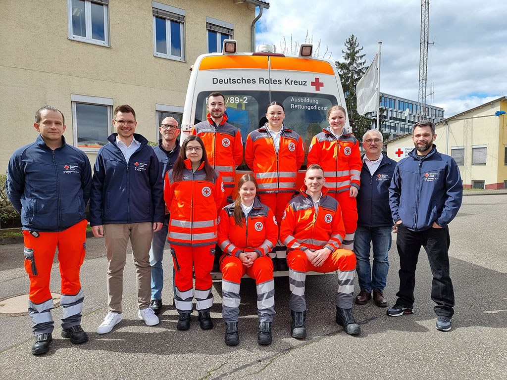 Gruppenbild mit neuen Azubis und Absolventen