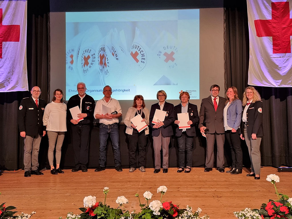 Gruppenbild mit Geehrten und DRK-Verantwortlichen