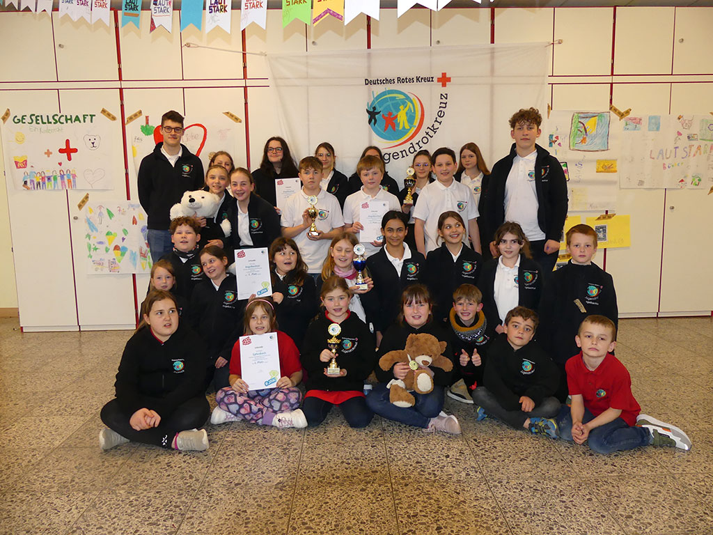 Gruppenbild mit TeilnehmerInnen des Erste-Hilfe-Turniers von Jugendrotkreuz und Schulsanitätsdienst