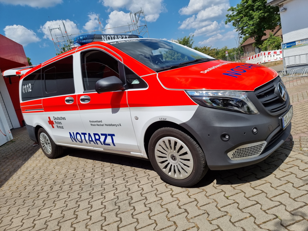 Notarzt-Einsatzfahrzeug: Mercedes Vito auf dem Hof der Rettungswache