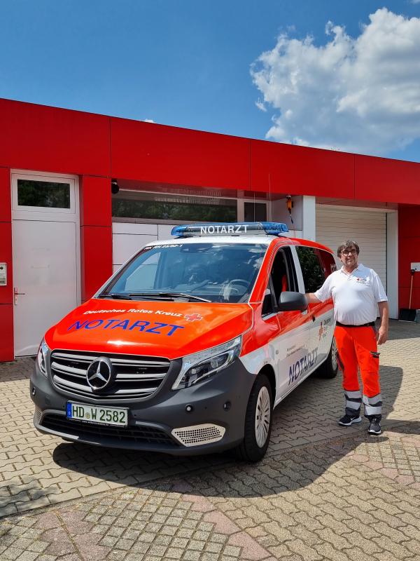 Der Standortbeauftragte Hugo Groß neben der Fahrertür des neuen Mercedes Vito