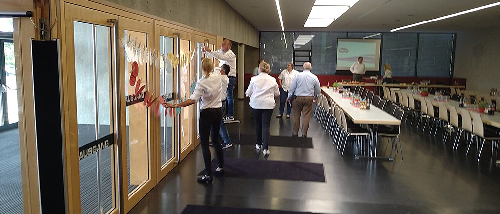 Die Bereitschaft Walldorf bereitet den Saal für die Veranstaltung vor