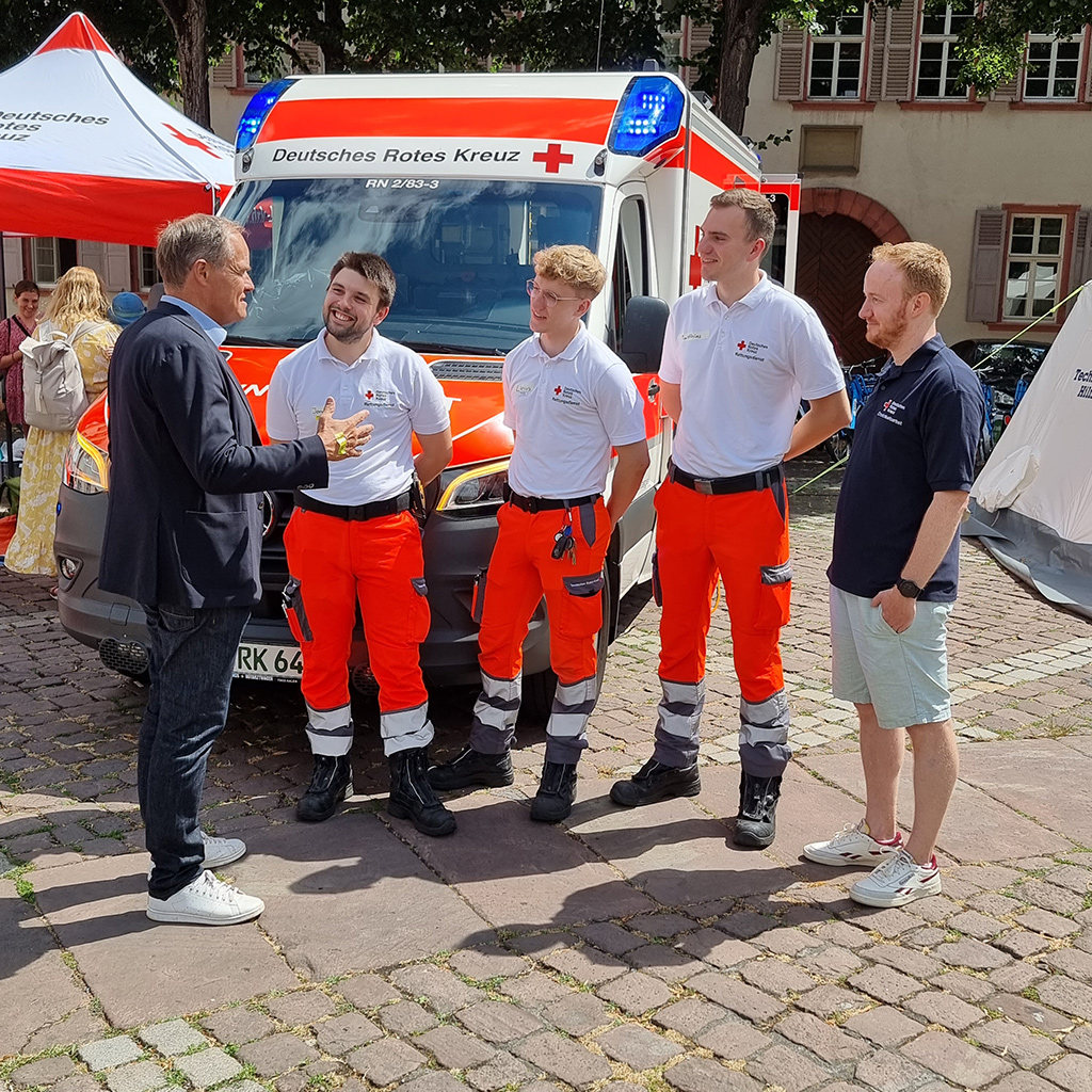 Oberbürgermeister Prof. Dr. Eckart Würzner im Gespräch mit Rettungskräften und Felix Zurbrüggen
