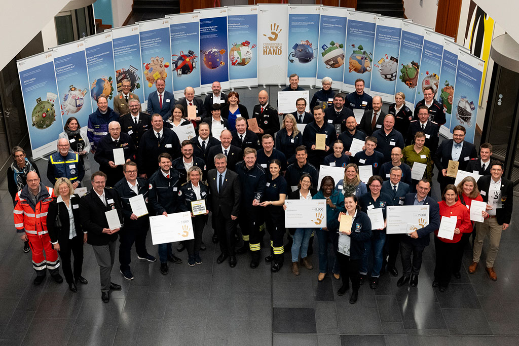 Gruppenbild von der Preisverleihung des Förderpreises Helfende Hand 2023