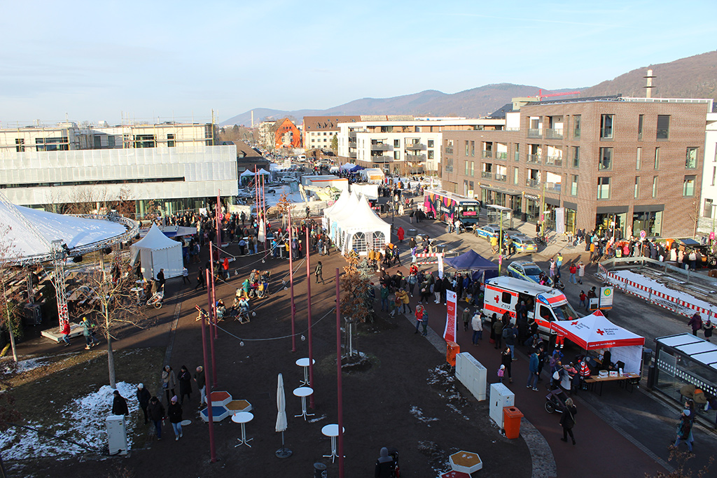 Luftbild: Gelände des Neujahrsfestes mit Ständen des DRK Rhein-Neckar/Heidelberg