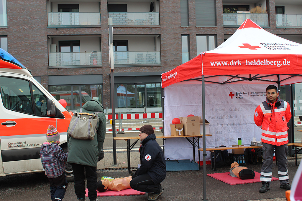 Stand des DRK Rhein-Neckar Heidelberg mit Demonstration einer Wiederbelebung an einer Puppe