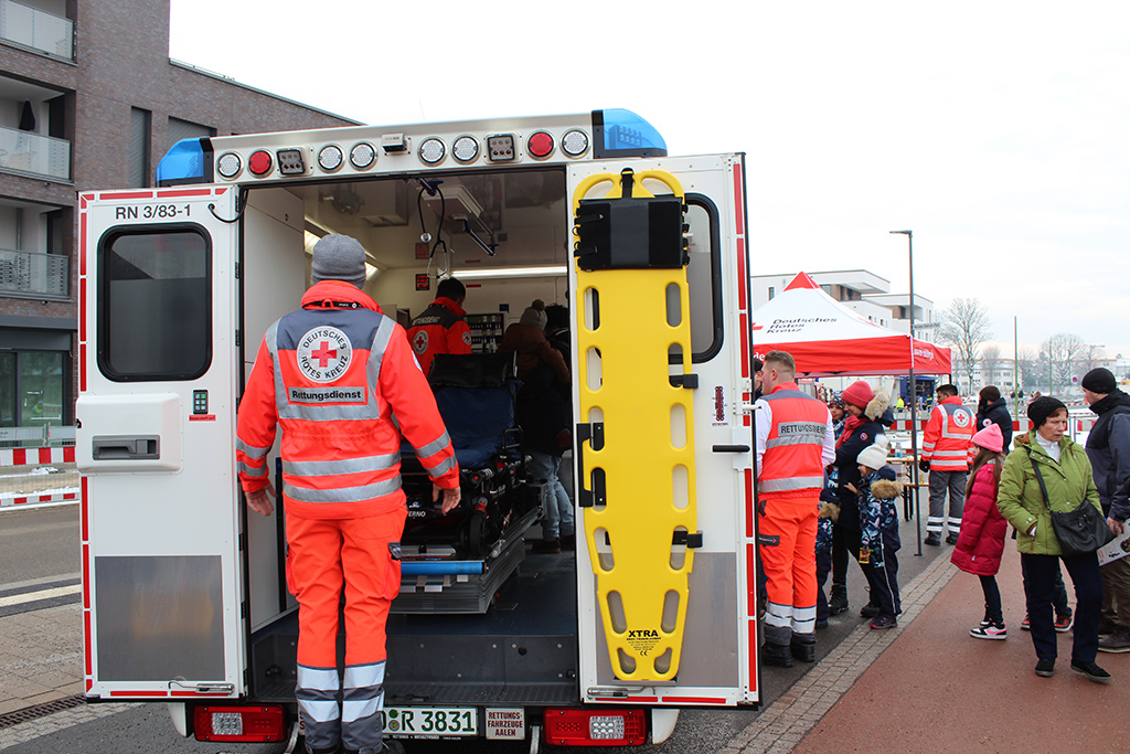 Großes Interesse bei den Festbesucher*innen: Sie konnten sich den Rettungswagen auch von innen ansehen