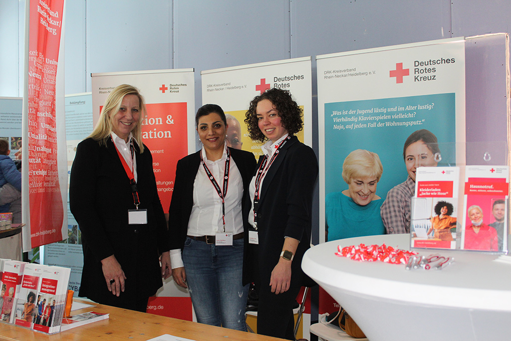 Unsere Kolleginnen der Sozialen Dienste Dorothee Senfleben, Neda Talebian und Isabella Gaa (v. links) am Stand des DRK Rhein-Neckar/Heidelberg