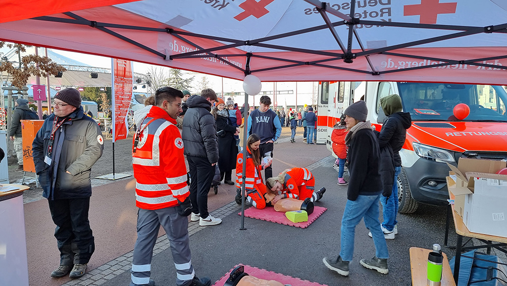 Stand des DRK Rhein-Neckar Heidelberg mit Demonstration einer Wiederbelebung an einer Puppe