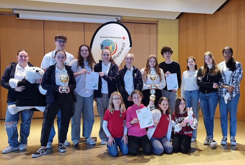 Gruppe mit Teilnehmenden bei der Eröffnung von Klick!. Mit dabei waren unter anderen Daniel Hager-Mann, Ministerialdirektor des Kultusministeriums, und Heidelbergs Sozialbürgermeisterin Stefanie Jansen