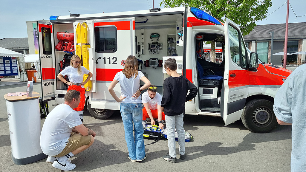 Die auszubildenden Notfallsanitäter Jonas Jänsch und Michelle Pfeifer bei der Fahrzeug- und Geräteschau.