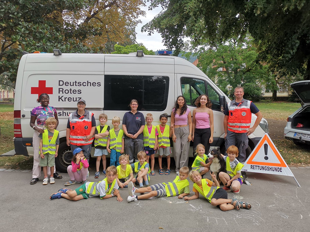 Gruppenbild mit Schulanfänger*innen und Betreuerinnen des Jugendrotkreuz (JRK) sowie den Koordinatorinnen Jugendarbeit