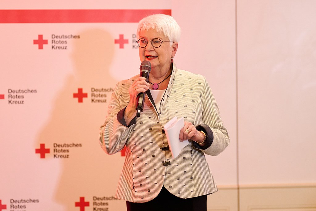 Bild größer ansehen DRK-Präsidentin Gerda Hasselfeldt bei einem Vortrag