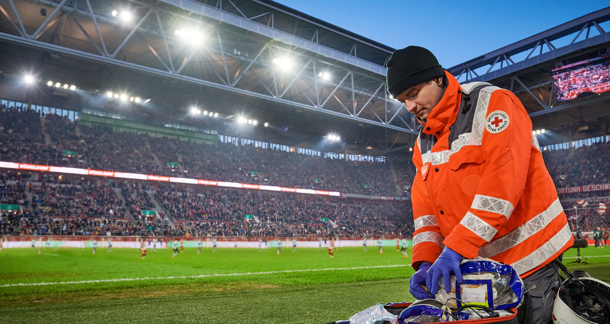Bild größer ansehen Sanitäter am Rand eine Fußballspiels im Stadion