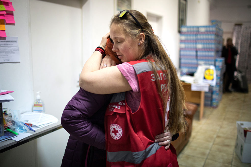 Bild größer ansehen Freiwillige Helferin des Ukrainischen Roten Kreuzes in der Stadt Uschhorod im Westen der Ukraine tröstet eine Frau, die Hilfe in Anspruch genommen hat
