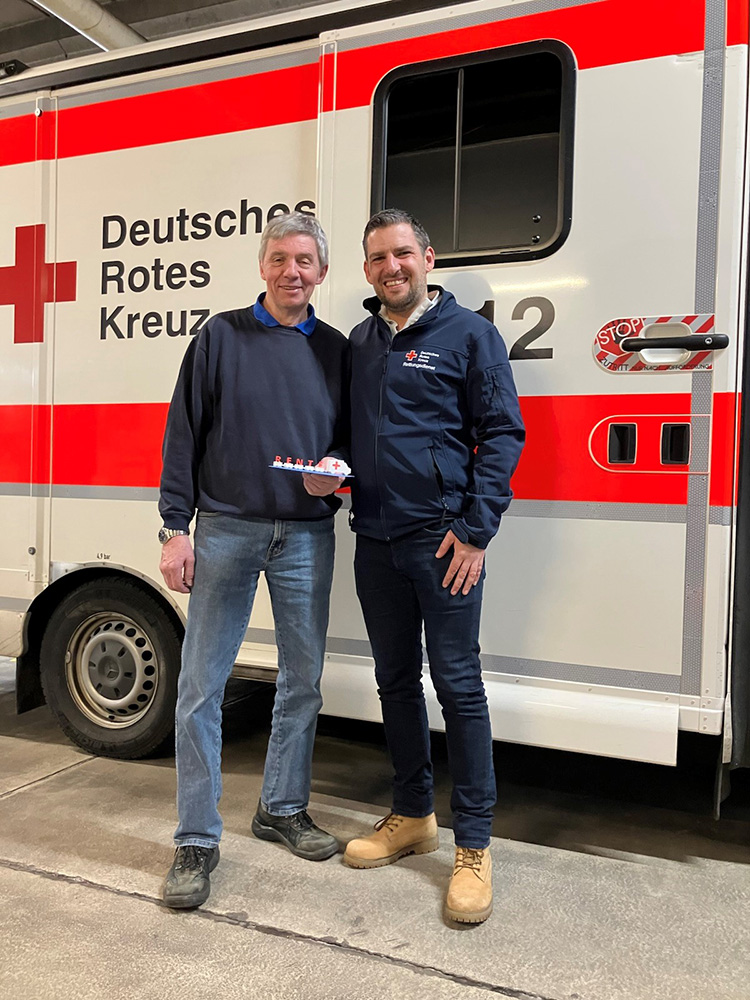 Wachenleiter Ramon Hoeft und Hans-Jürgen Brandner vor einem Rettungswagen