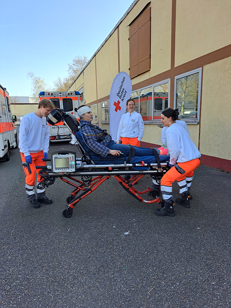 Verletze Person wird von Sanitätern versorgt