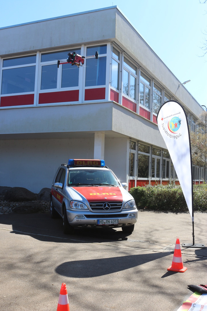 Drohne über einem Fahrzeug der DLRG