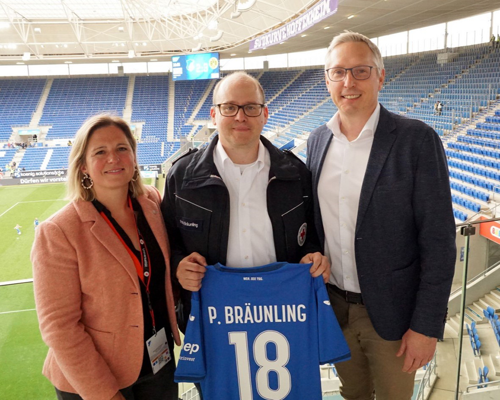 Hans-Joachim Of, BU: DRK-Kreisgeschäftsführerin Caroline Falk, Patrick Bräunling und TSG-Geschäftsführer Frank Briel