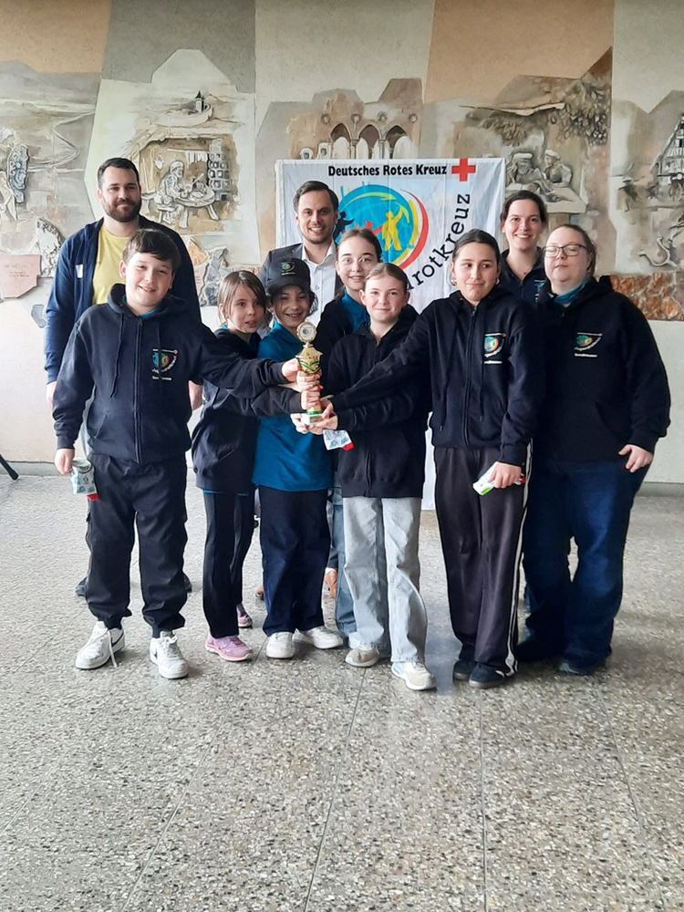 Siegergruppe der Stufe 1 aus Sandhausen mit 7 Kindern und der Gruppenleitung