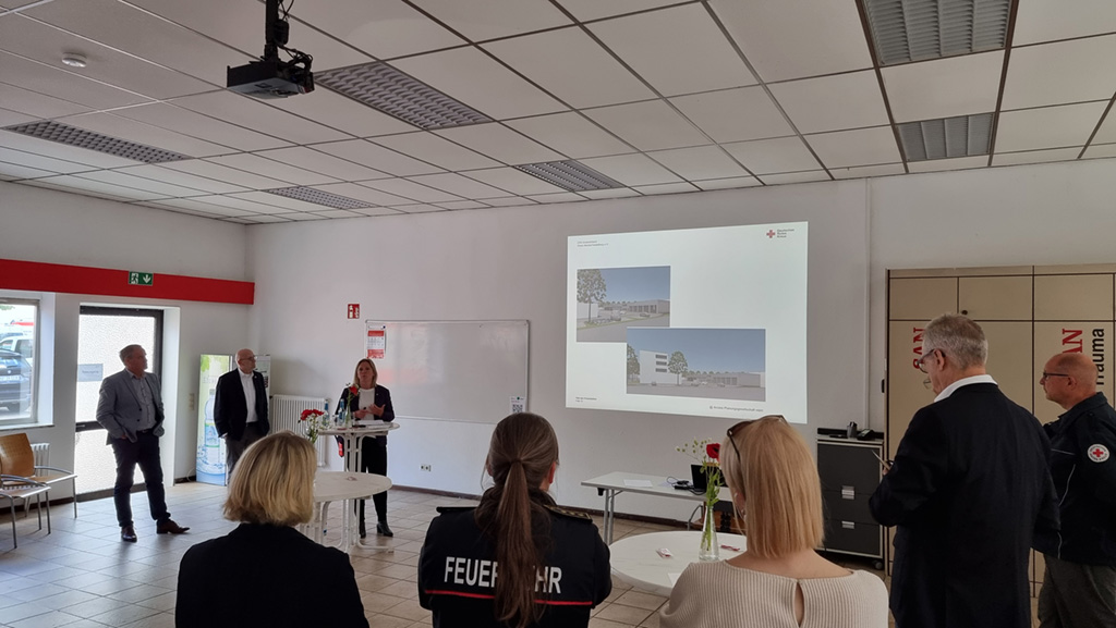 Oberbürgermeister Prof. Dr. Eckart Würzner, DRK-Präsident Jürgen Wiesbeck und Kreisgeschäftsführerin Caroline Falk stellen den Anwesenden das Neubau-Projekt vor.