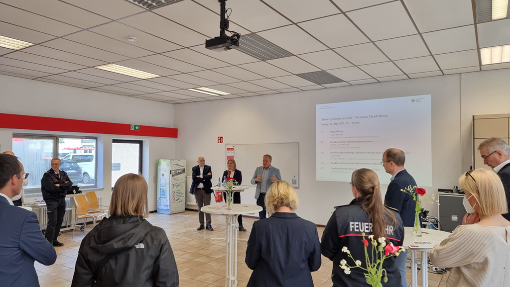 Oberbürgermeister Prof. Dr. Eckart Würzner, DRK-Präsident Jürgen Wiesbeck und Kreisgeschäftsführerin Caroline Falk stellen den Anwesenden das Neubau-Projekt vor.