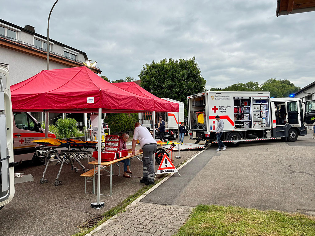 DRK-Fahrzeug des Bevölkerungsschutzes und ein Stand mit rotem Zeltdach