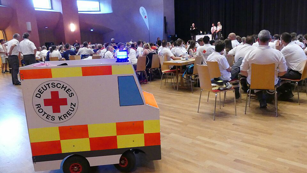 Viele Menschen in der Festhalle der Waldorfschule in Wangen bei der Siegerehrung
