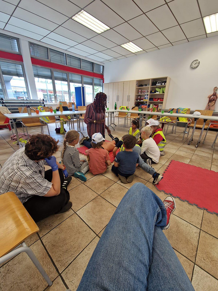 Beim Erste-Hilfe-Kurs lernen Kinder, wie sie anderen helfen können