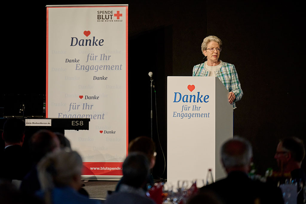 Staatsrätin Barbara Bosch hält am Rednerpult mit der Aufschrift "Danke für Ihr Engagement" eine Rede