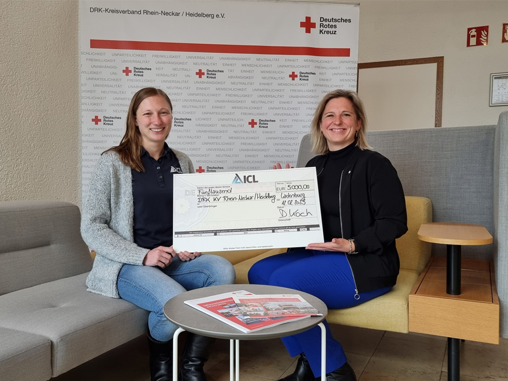 Caroline Glup, Mitarbeiterin der ICL Ladenburg und Kreisgeschäftsführerin Caroline Falk bei der Übergabe der Spende